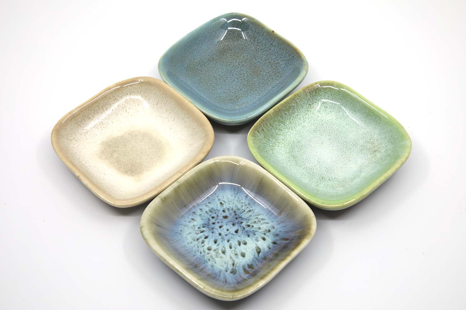 Set van keramische schaaltjes in 4 verschillende kleuren